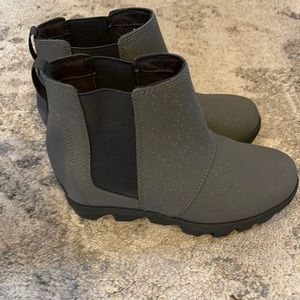 Kids size 2 sorel wedge boot, worn once. Like New